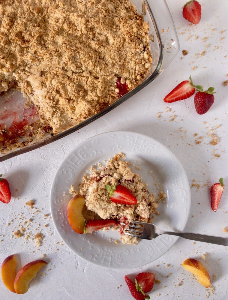 Tahini Crumble with strawberries and peaches (vegan)